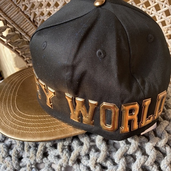 NWT snap back cap - Picture 3 of 7